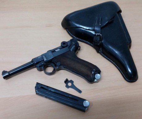 Hola a todos:
Vendo una Mauser Luger código 42 del año 1939 en libro de coleccionista, EN ESTADO DE TIRO. 00