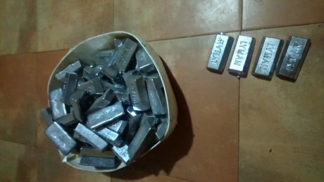 Hola, vendo lingotes de plomo ya endurecido 5%antimonio  5%estaño.ideal para proyectiles. A 4€ el kilo. 10