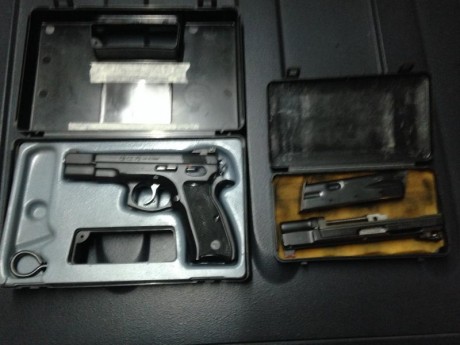 CZ 75 dos calibres 9 y 22 el cañ.9 no tiene cargador punto de mira nuevo en fibra óptica todo junto 650€ 11