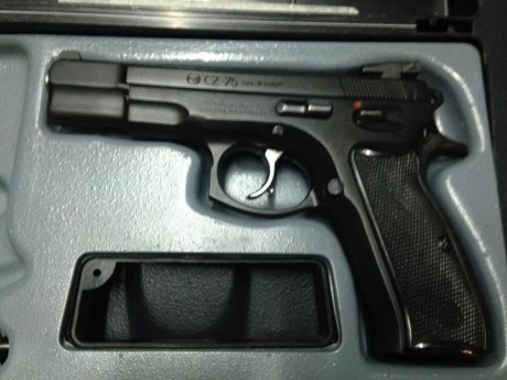 CZ 75 dos calibres 9 y 22 el cañ.9 no tiene cargador punto de mira nuevo en fibra óptica todo junto 650€ 10