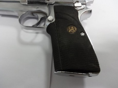 Pistola Browning HP-35, fabricada en los 70. 9 mm PB
Cromada
Con un solo cargador
Cachas Pachmayr que 11