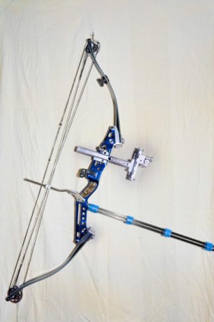 Dos, diestros, de tiro (Hoyt - Striker II) y de campo (Mathews - Ovation) en perfecto estado de uso.
Completos, 00