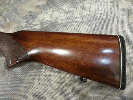 Arma muy poco usada,perfecta de madera,pavón y mecanismos.Calibre 12,con selector de tiro,cañones de 3 02