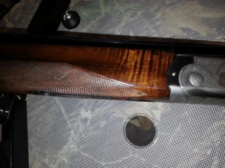 Arma muy poco usada,perfecta de madera,pavón y mecanismos.Calibre 12,con selector de tiro,cañones de 3 00