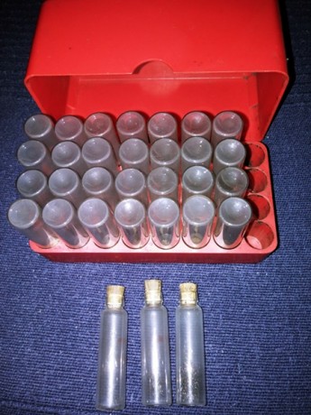 Compro las cajas que fabricaba RG pero con los botes de vidrio y el tapón de corcho. 11