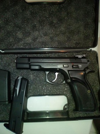 Hola pongo en venta mi Cz 75-b  cal9mm en estado excelente costa de dos cargadores y carga fácil  maletin 00