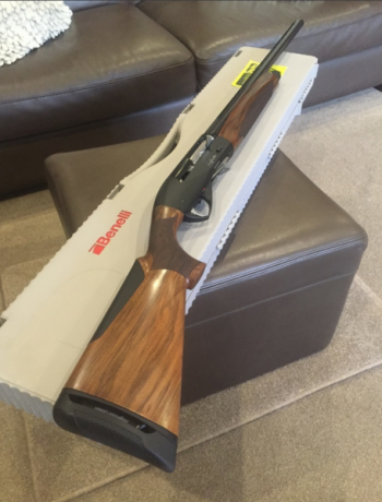 Benelli Rafaello Black en perfecto estado sin apenas uso cal. 12 y 71cm de cañón. Se entrega con su maletin 00