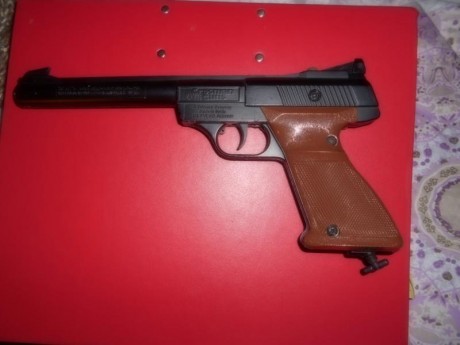 Pistola crossman de neumatico , los proyectiles son bolas o perdigones de 4,5 de acero que se expulsan 02