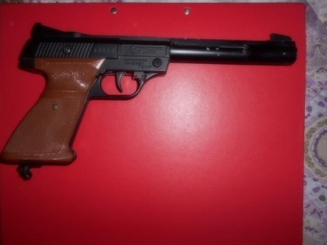 Pistola crossman de neumatico , los proyectiles son bolas o perdigones de 4,5 de acero que se expulsan 01