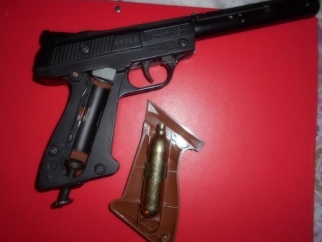 Pistola crossman de neumatico , los proyectiles son bolas o perdigones de 4,5 de acero que se expulsan 00
