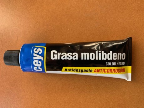 Hola a todos:
  Desde hace unos años, he utilizado grasa Beretta o Blaser, para el cerrojo de mis rifles. 110