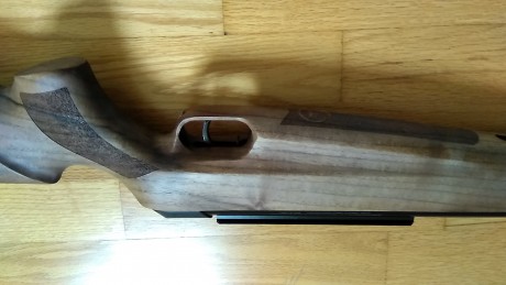Preciosa y muy potente carabina de nitropiston, culata de madera de nogal turco, el resto de acero. Pocos 62