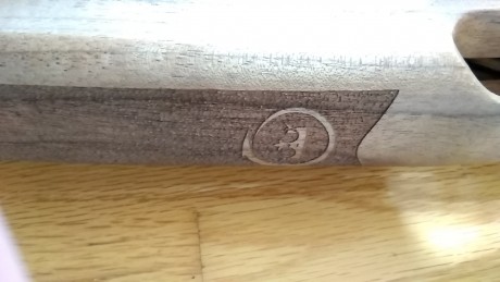 Preciosa y muy potente carabina de nitropiston, culata de madera de nogal turco, el resto de acero. Pocos 61