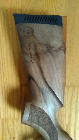 Preciosa y muy potente carabina de nitropiston, culata de madera de nogal turco, el resto de acero. Pocos 60