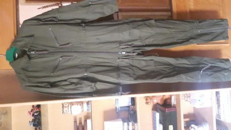 Vendo mono de vuelo talla 46 prácticamente nuevo 60 euros o cambio por bayoneta de cetme. 00