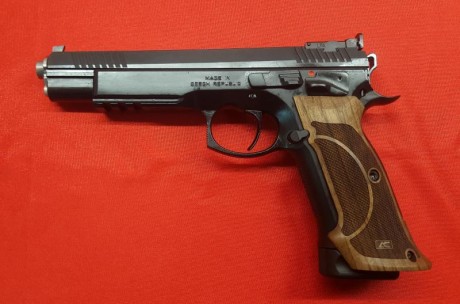 Hola amigos! ya que se muestran tantas armas buenas creo que a los propietarios de una cz 75 se nos tendría 120