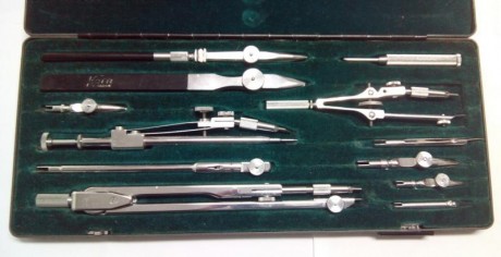 VENDO  caja de compases, marca KERN, calidad suiza. mod. A322, completa, de doce elementos.
En muy buen 00