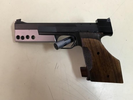 Saludos a la gente del foro, mi amigo Jacinto. Vende esta fabulosa pistola Hammerli 208 S del 22. La pistola 02