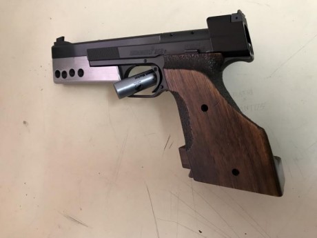 Saludos a la gente del foro, mi amigo Jacinto. Vende esta fabulosa pistola Hammerli 208 S del 22. La pistola 01