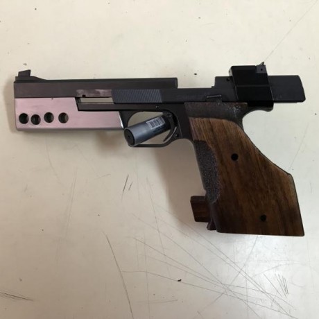 Saludos a la gente del foro, mi amigo Jacinto. Vende esta fabulosa pistola Hammerli 208 S del 22. La pistola 11