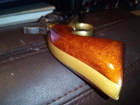 Saludos.
280 euros el Uberti navy 1861 7.5" y 170 euros el ASM 1862 pocket police steel 5.5". 71
