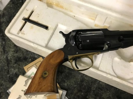 VENDIDO

Hola y gracias por leer este anuncio.

Pongo a la venta un revolver Santa Barbara New Model Army, 10