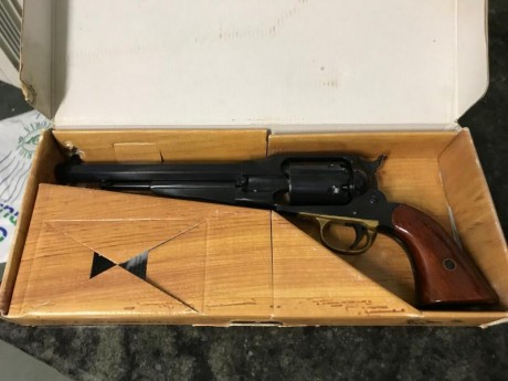 Hola y gracias por leer este anuncio.

Pongo a la venta un revolver Uberti New Model Army.

El revolver 01