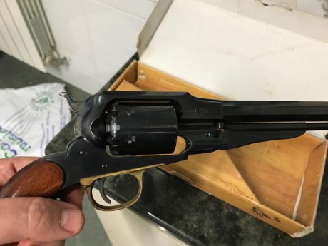 Hola y gracias por leer este anuncio.

Pongo a la venta un revolver Uberti New Model Army.

El revolver 00