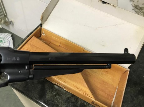Hola y gracias por leer este anuncio.

Pongo a la venta un revolver Uberti New Model Army.

El revolver 12