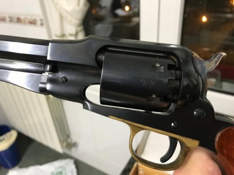 Hola y gracias por leer este anuncio.

Pongo a la venta un revolver Uberti New Model Army.

El revolver 11