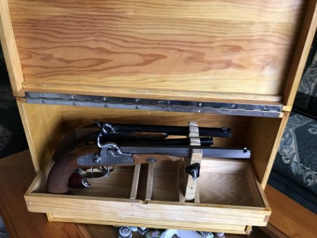 Hola, vendo esta maleta artesanal que me hicieron hace años y apenas estrené. Sirve para llevar tres armas 10