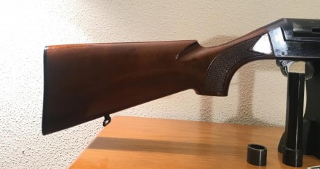 Vendo escopeta  BENELLI SL 121  
Semiautomática, sistema inercial, cañón de 65 cm.,con protector de rosa 01