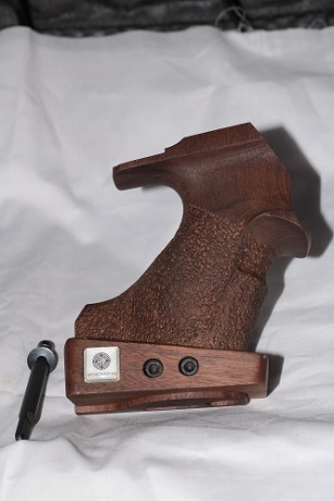 Vendo a estrenar, cacha talla L, para STEYR LP10 Y/O LP50 diestra.
La vendo porqué la he sustituido por 02