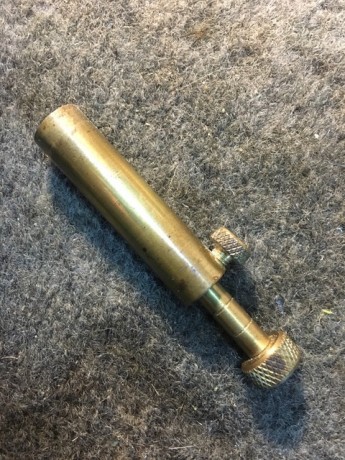 Vendo dosificador para pólvora negra. 50€ con portes incluidos si debiera enviarse.
Está en Barcelona 00