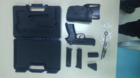 Vendo pistola Beretta Px4 STORM 9 mm Parabellum, poco uso, casi nueva, muy bien cuidada incluye 2 cargadores 02