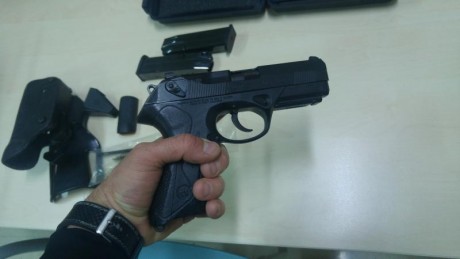 Vendo pistola Beretta Px4 STORM 9 mm Parabellum, poco uso, casi nueva, muy bien cuidada incluye 2 cargadores 01