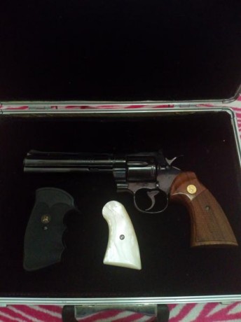 Pongo en venta por motivos personales mi joya de mi corona Colt Python de 6" estado excelente con 02