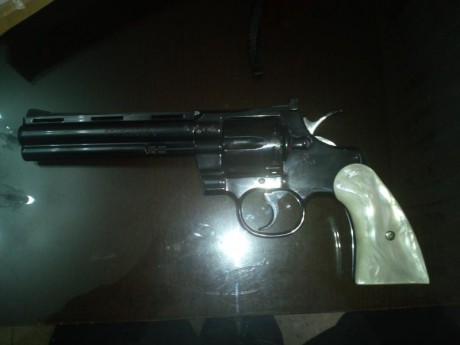 Pongo en venta por motivos personales mi joya de mi corona Colt Python de 6" estado excelente con 01