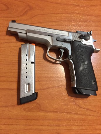 Se vende Smith &Wesson 9mm target champion con 2 cargadores por 700 euros más gastos de envío . Para 01