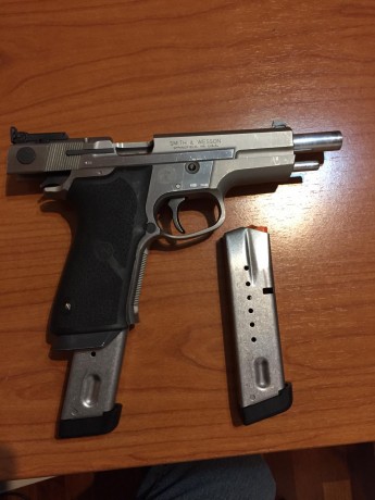 Se vende Smith &Wesson 9mm target champion con 2 cargadores por 700 euros más gastos de envío . Para 00