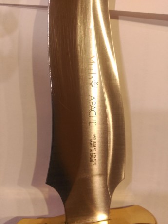 Vendo dos cuchillos: 
El primero es un Muela Apache, en estado perfecto, hoja de cromo vanadio de 19 cm 01