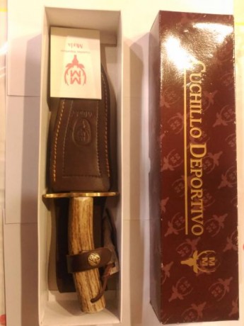 Vendo dos cuchillos: 
El primero es un Muela Apache, en estado perfecto, hoja de cromo vanadio de 19 cm 00