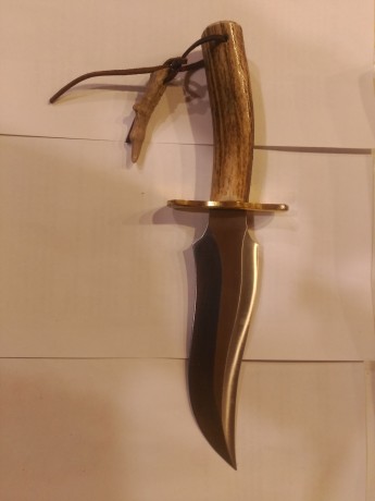 Vendo dos cuchillos: 
El primero es un Muela Apache, en estado perfecto, hoja de cromo vanadio de 19 cm 12