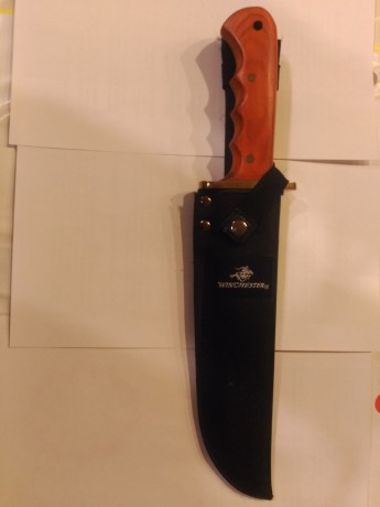 Vendo dos cuchillos: 
El primero es un Muela Apache, en estado perfecto, hoja de cromo vanadio de 19 cm 11