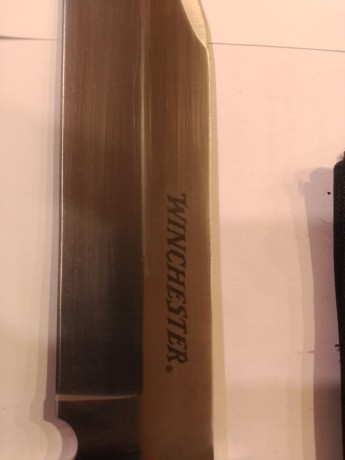 Vendo dos cuchillos: 
El primero es un Muela Apache, en estado perfecto, hoja de cromo vanadio de 19 cm 10