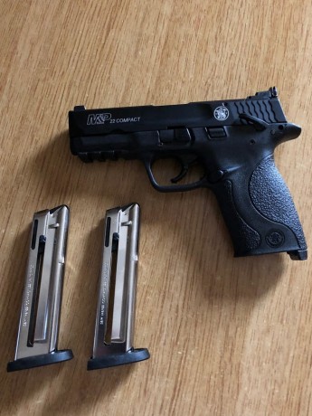 Vendo pistola Smith Wesson calibre 22 compact  casi nueva perfecto estado solo disparo 2 cajas de municion 00