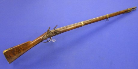 Voy a colocar unas fotos de un arma larga alemana de llave de mecha del siglo XVI. 81