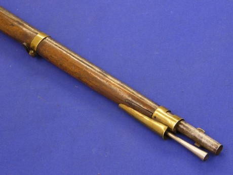 Voy a colocar unas fotos de un arma larga alemana de llave de mecha del siglo XVI. 102