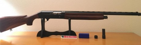 Vendo semiautomática   BENELLI 
 MODELO BGB 121 
Calibre 12/70
Polichoque exterior
Largo de cañón 60cms.
Sistema 02
