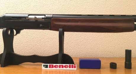 Vendo semiautomática   BENELLI 
 MODELO BGB 121 
Calibre 12/70
Polichoque exterior
Largo de cañón 60cms.
Sistema 01